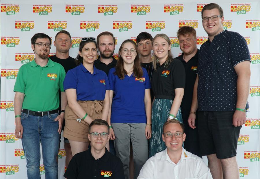 Stehend die Mitglieder des Bundesjugendvorstands von links nach rechts: Darius Molitor, Marco Niedenführ, Dina Davidova, Matthias Witt, Anna Plank (Bundesjugenschatzmeisterin), Steven Braun, Anna Witt (Bundesjugendleiterin), Kevin Sell, Adrian Rasch (Stellvertretender Bundesjugendleiter). Sitzend die Mitglieder der Bundesjugendkontrollkommission: Adrian Ernst, Jens Schindler (Tamara Dolhaine wurde in Abwesenheit gewählt. BJV_BJKK_2022