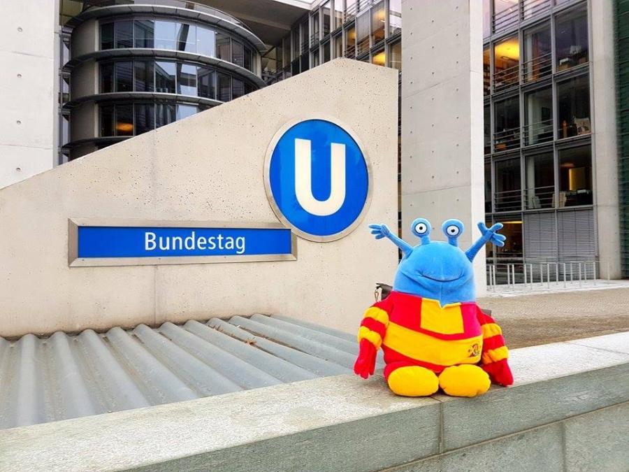 XÜ vor der Haltestelle Bundestag