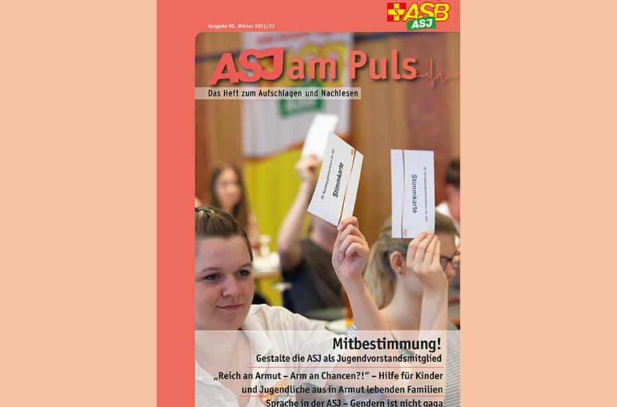 Titelbild der Ausgabe 3-2021. Zwei Junge Frauen heben bei einer Abstimmung bei der Bundesjugendkonferenz 2018 ihre Stimmkarten in die Luft.