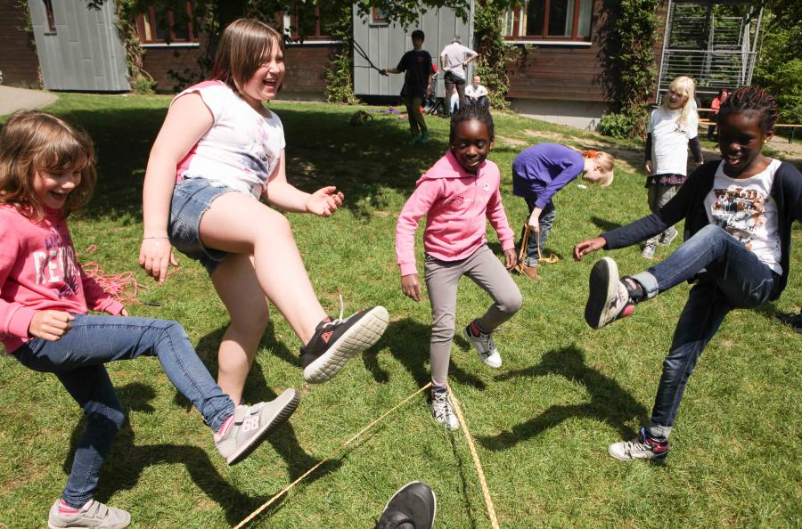 Kinder beim gemeinsamen Spiel