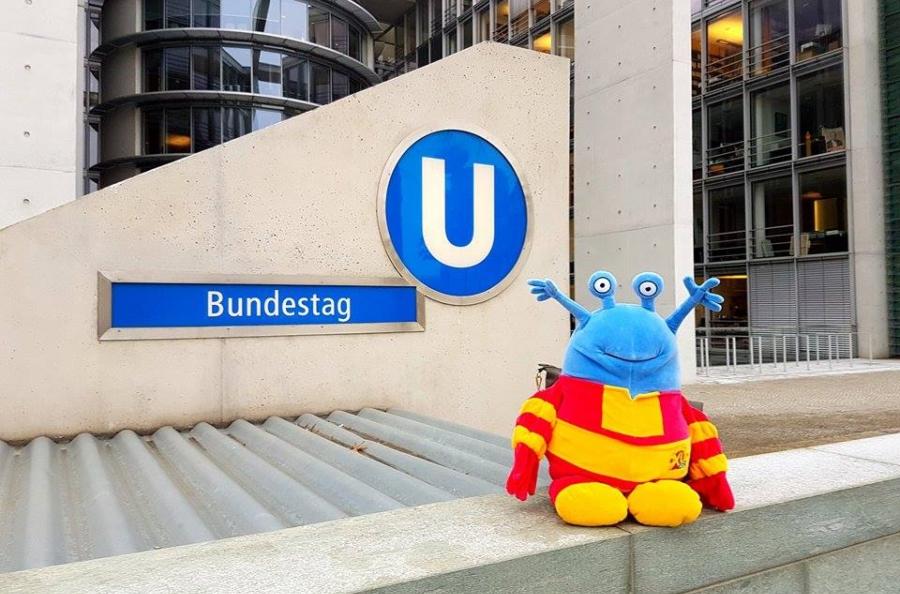 XÜ vor der Haltestelle Bundestag
