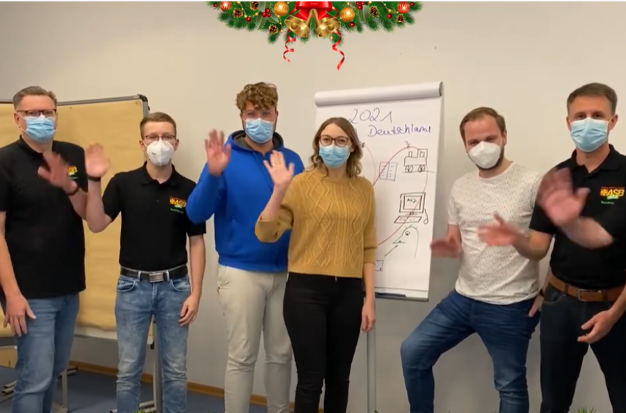 Mitglieder des Bundesjugendvorstands der ASJ, die Corona-Masken  tragen winken euch zu.