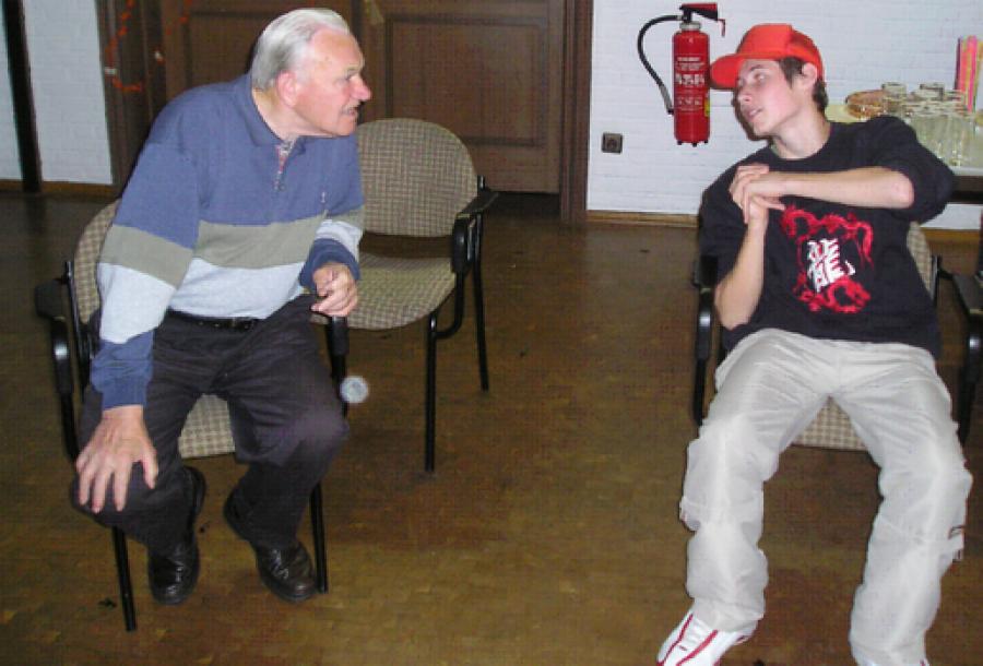 Ein alter und ein junger Mann reden miteinander