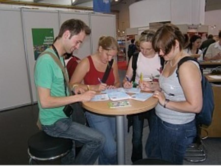 Immer was los: Über ein Preisrätsel wecken ASJ und ASB Interesse bei Jugendlichen. Foto: ASB/M.Fuß Jugendliche lösen das Preisrätsel am Stand von ASB und ASJ.