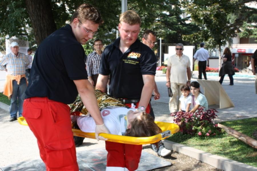 ASJler aus Kaiserslautern bergen im Rahmen des SAINT-Contest eine Verletzte (Foto: A. Bühler) ASJler aus Kaiserslautern bergen im Rahmen des SAINT-Contest eine Verletzte (Foto: A. Bühler)