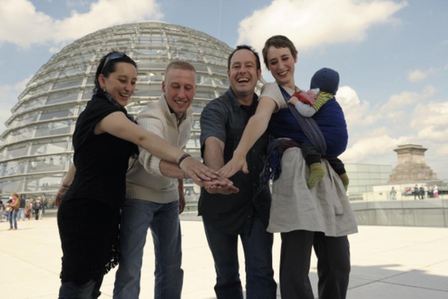 ASJlerinnen und ASJler vor der Reichstagskuppel