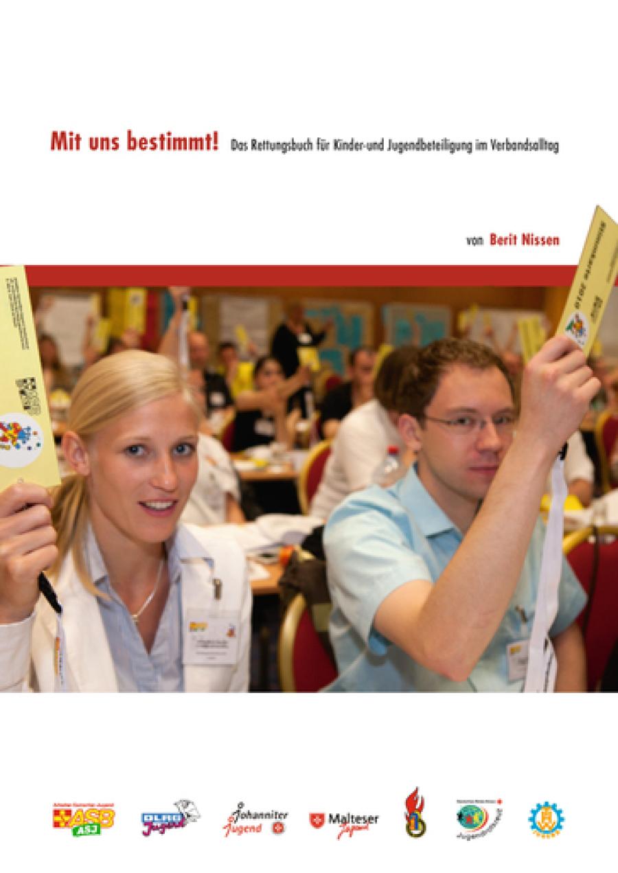 Titelseite der Arbeitshilfe zur Beteiligung. Junge Menschen stimmen in einer Konferenz ab.
