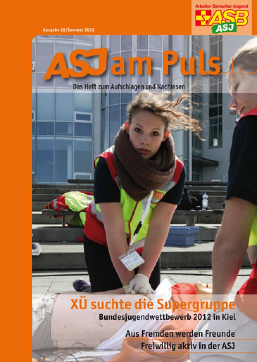 Titelseite des ASJ am Puls. Wiederbelebung an einer Übungspuppe.