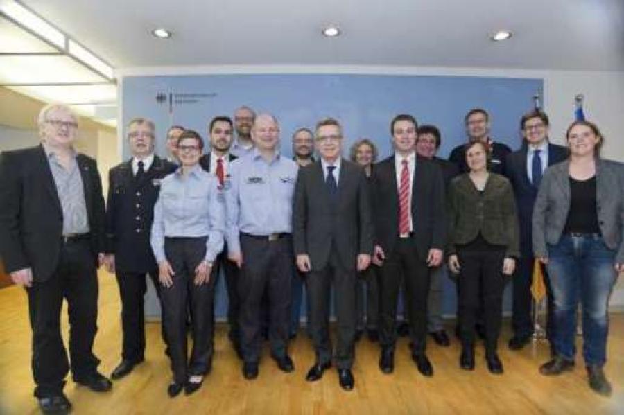 Bundesinnenminister de Maizière empfing die Vetreter der sieben Jugendverbände der Hilfsorganisationen im Berliner Ministerium.