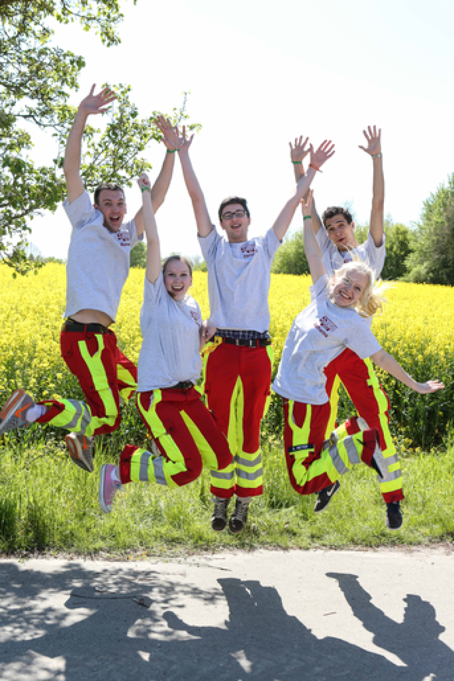 Eine Gruppe ASJler_innen springt in die Luft