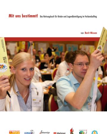 Titelseite der Arbeitshilfe zur Beteiligung. Junge Menschen stimmen in einer Konferenz ab.
