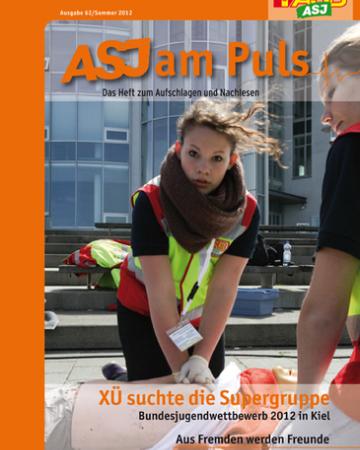Titelseite des ASJ am Puls. Wiederbelebung an einer Übungspuppe.