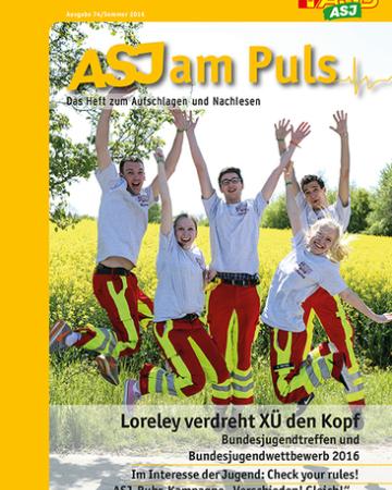 Titelbild des ASJ am Puls 2-2016, eine Gruppe Jugendlicher springt in die Luft