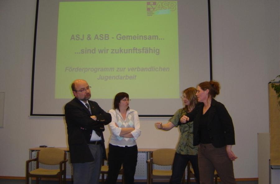 B zeigen mit einem Theaterstück, wie wichtig Jugendverbandsarbeit ist. B zeigen mit einem Theaterstück, wie wichtig Jugendverbandsarbeit ist.