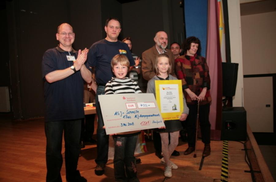 Macher der Wettbewerbsaktion der ASJ Schmölln mit ihrem Preis. Macher der Wettbewerbsaktion der ASJ Schmölln mit ihrem Preis.