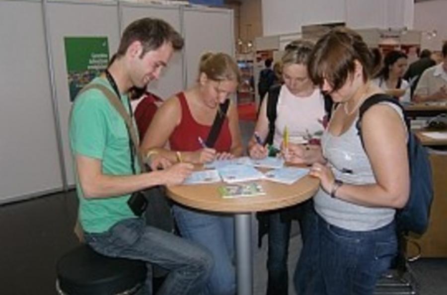 Immer was los: Über ein Preisrätsel wecken ASJ und ASB Interesse bei Jugendlichen. Foto: ASB/M.Fuß Jugendliche lösen das Preisrätsel am Stand von ASB und ASJ.
