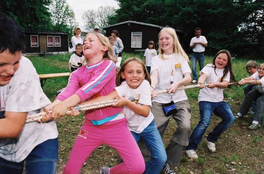 Kinder beim Tauziehn.