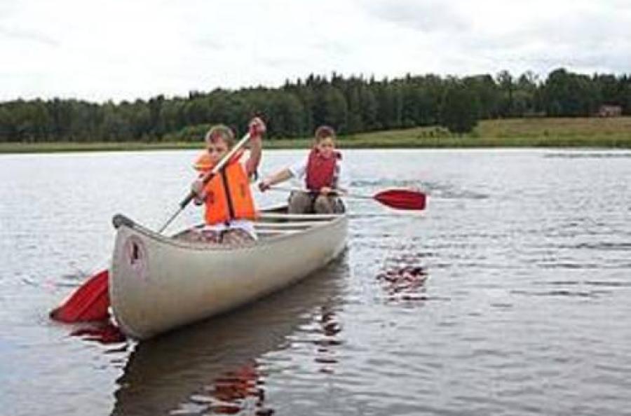 Besonders beliebt bei den Teilnehmern des Ferienlagers: die Kanufahrten auf dem weitläufigen Vittjösee. Foto: ASB/B. Bechtloff Zwei Jugendliche im Kanu.