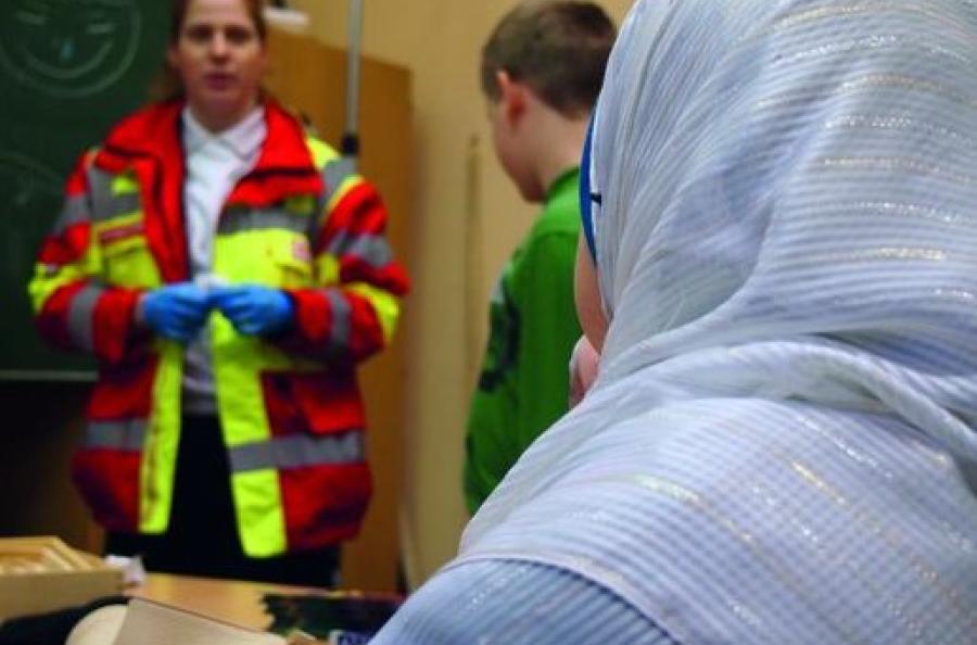 Frau, die ein Kopftuch trägt in einer Erste-Hilfe-Ausbildung