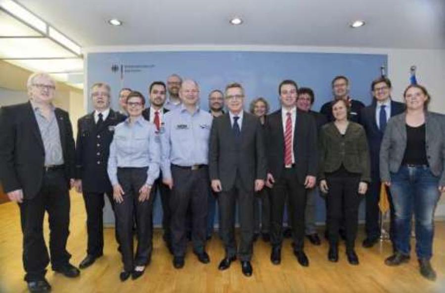 Bundesinnenminister de Maizière empfing die Vetreter der sieben Jugendverbände der Hilfsorganisationen im Berliner Ministerium.